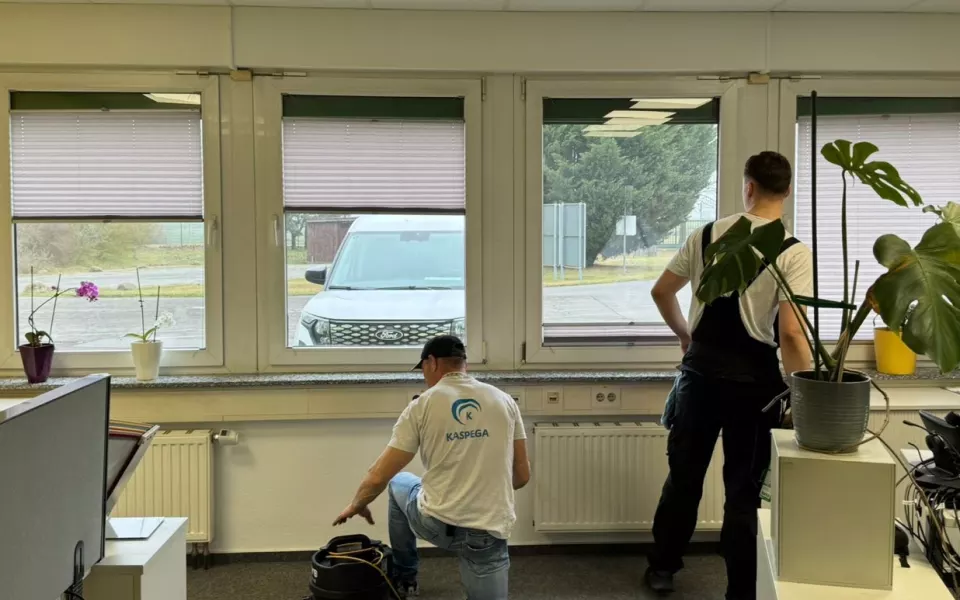Kaspega-Mitarbeiter während einer Büroreinigung