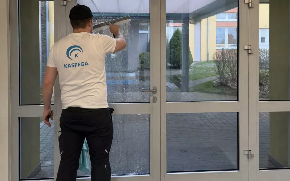Kaspega-Mitarbeiter während einer Glasreinigung