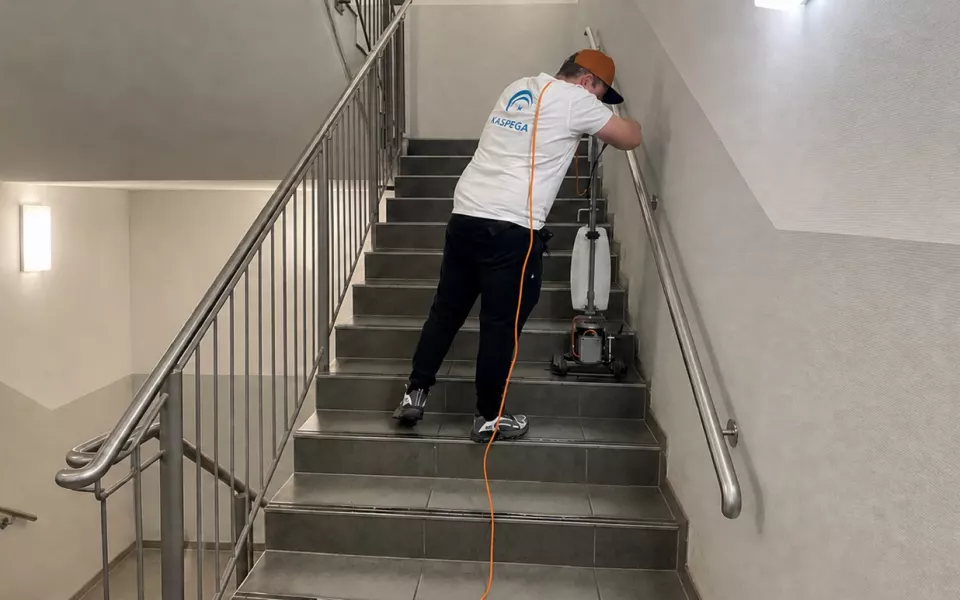 Kaspega-Mitarbeiter während einer Treppenhausreinigung