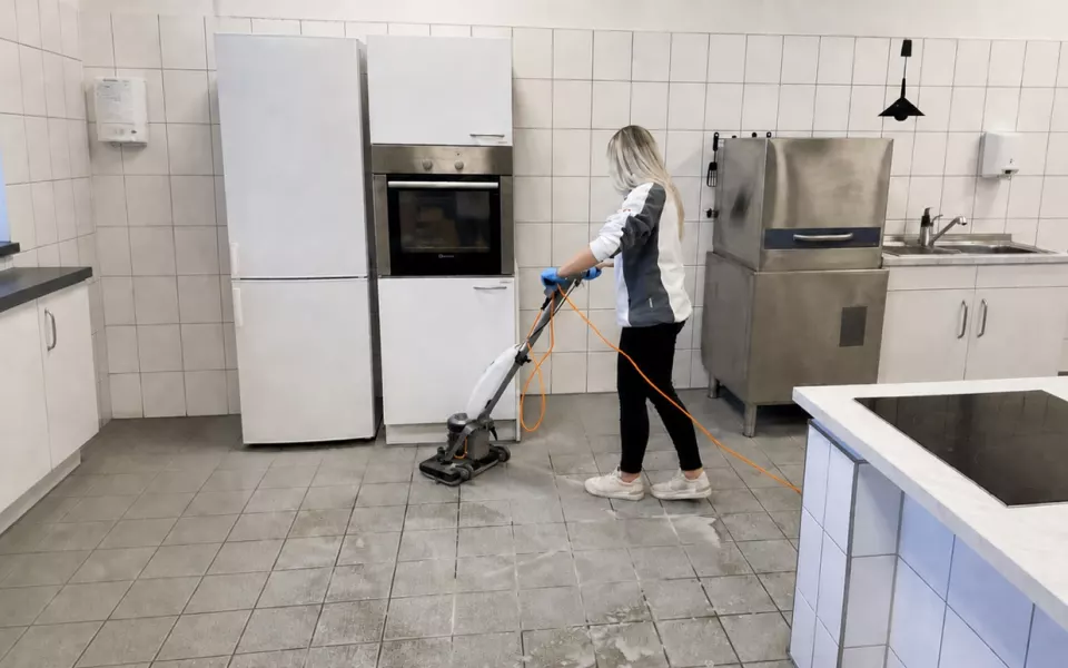 Kaspega-Mitarbeiterin während einer Unterhaltsreinigung