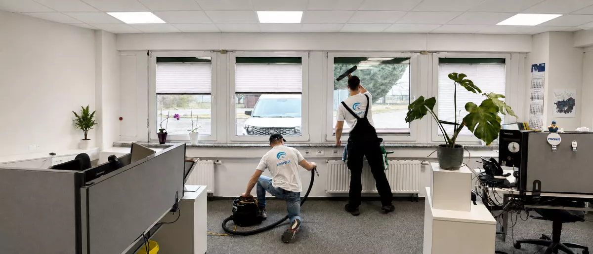 KASPEGA-Mitarbeiter bei der Büroreinigung